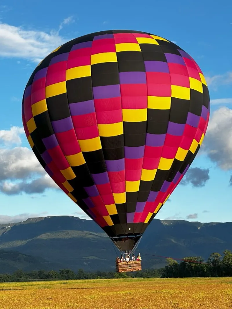 Aventura de balão na praia grande